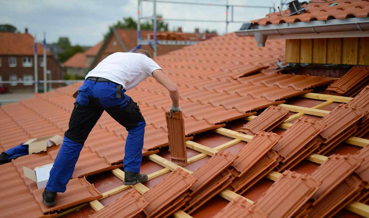 KENAVO TOITURE : Entreprise générale de rénovation de maison.  Artisan couvreur dans le Morbihan 56 et le Finistère 29 … Travaux de couverture, zinguerie, nettoyage démoussage peinture hydrofuge toiture, étanchéité toit plat terrasse, isolation toiture et combles, nettoyage ravalement peinture imperméabilisation façade, pose de bardage, nettoyage des extérieurs dans le Morbihan 56 et le Finistère 29 