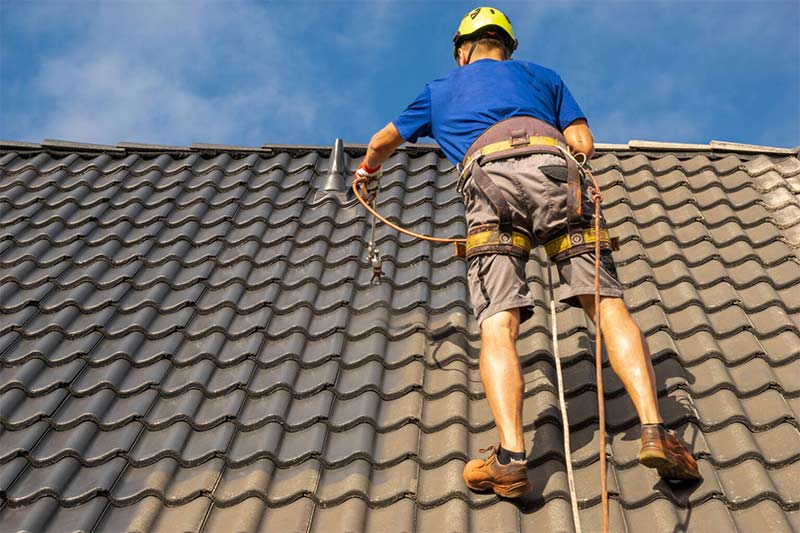 Nettoyage toiture - KENAVO TOITURE : Couvreur Morbihan et Finistère… : Nettoyage, démoussage traitement anti mousse toiture et peinture hydrofuge colorée toit dans le Morbihan 56 et le Finistère 29